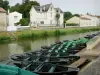 Coulon - Barcos ancorados (cais para um passeio de barco na Veneza verde), Sèvre Niortaise e casas; no Marais Poitevin (pântano molhado)