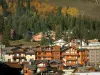 Courchevel - Sapins et arbres en automne, télésiège (remontée mécanique), chalets et résidences de la station de ski (sports d'hiver), Courchevel 1850