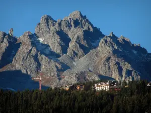 Courchevel - Mountain overseeing a spruce forest and residences