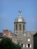 Coutances - Espadaña de la iglesia de San Nicolás y casas en la ciudad