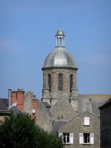 Coutances - Toren van de kerk van St. Nicolaas en huizen in de stad