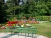 Coutances - Las plantas de jardín: bancos, césped, macizos de flores, flores, árboles y setos