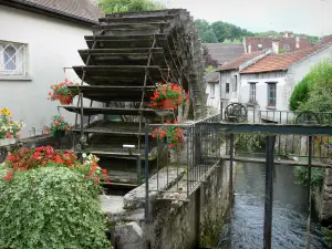 Crécy-la-Chapelle - Tal des Grand Morin: Mühlrad einer ehemaligen Mühle geschmückt mit Geranien (Blumen), Fluss Grand Morin und Häuser des Dorfes