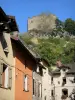 Crémieu - Schloß Delphinal (Burg) auf dem Hügel Saint-Laurent überragend die Häuser der mittelalterlichen Stätte