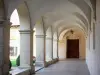 Crémieu - L'ex convento agostiniano: alley chiostro