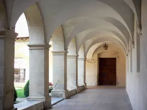 Crémieu - Former Augustins convent: cloister alley