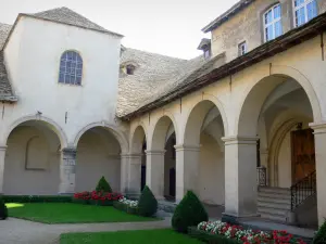 Crémieu - Former Augustins convent: cloister and flowerbeds