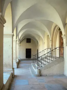 Crémieu - Voormalig Augustijner klooster: klooster steegje