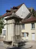 Crémieu - Fuente en la Plaza de la Nación y las fachadas de las casas en la ciudad medieval