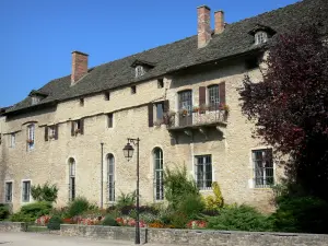 Crémieu - Stone facades, lamppost and flowerbeds in the medieval town