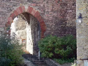 Crémieu - Porte de Quirieu gate (fortified gate), stairs and shrubs