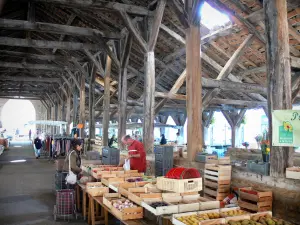 Crémieu - Under the medieval covered market hall: oak roof structure and market