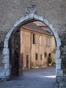 Crémieu - Porte Neuve gate called François I gate (fortified gate)