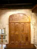 Crest - Binnen in de Crest-toren: oude gebeeldhouwde deur