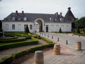 Le Creusot - Verrerie castle: entrance pavilion  home to the tourist center, ancient conical oven and path lined with flowerbeds