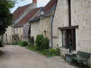 Crissay-sur-Manse - Callejón en el pueblo con casas de piedra, bancos, plantas y el suelo, en el valle de la Rectoría