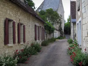 Crissay-sur-Manse - Ruelle du village bordée de fleurs et de maisons en pierre, dans la vallée de la Manse