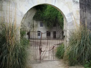 Crissay-sur-Manse - Entrée d'une habitation troglodytique, dans la vallée de la Manse