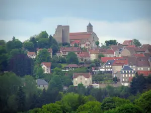 Crocq - Zicht op de twee torens (overblijfselen) van het oude kasteel, kerk en huizen van de stad