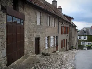 Crocq - Case della città, con un cielo tempestoso