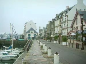 Le Croisic - Bateaux du port, quai et maisons