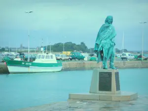 Le Croisic - Statue de Pierre Bouguer, bateau amarré au quai, lampadaires et ciel orageux