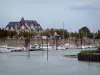 Le Crotoy - Baie de Somme : port de plaisance avec ses bateaux et ses voiliers, résidence, maisons et arbres