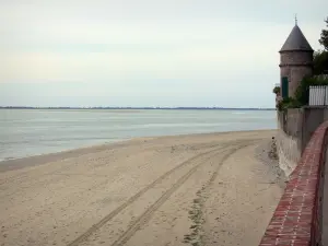 Le Crotoy - Baie de Somme : tour, plage de sable et mer