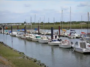 Le Crotoy - Baie de Somme : port de plaisance avec ses bateaux et ses voiliers