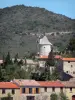 Cucugnan - Molino de Omer con vistas a las casas del pueblo en las Corbières