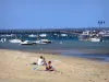 Cuenca de Arcachon - Los turistas que se sienta en una playa en la localidad costera de Cap- Ferret, barcos, Belisario muelle y el muelle en el fondo ; el municipio de Lege -Cap -Ferret