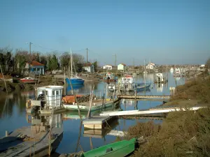 Cuenca de Marennes-Oléron - Puerto de Cayena, en Marennes: canal, los barcos y cabañas en el puerto de ostras