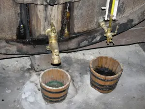 Cuevas de la Chartreuse - Cellarette de los monjes cartujos: toque un barril y los cubos (en la ciudad de Voiron)