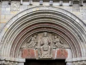 Cunault - Tympan du portail de l'église prieurale Notre-Dame de Cunault de style roman