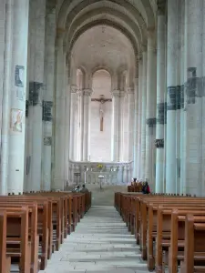 Cunault - Intérieur de l'église prieurale Notre-Dame de Cunault de style roman : nef