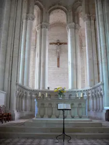 Cunault - Intérieur de l'église prieurale Notre-Dame de Cunault de style roman : choeur