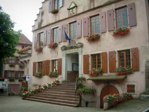 Dambach-la-Ville - Town hall with geranium flowers (geraniums)
