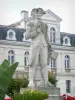 Dax - Estatua de Jean-Charles de Borda y la fachada con vistas a la Place Thiers