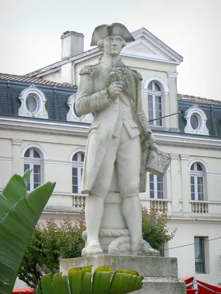 Dax - Statua di Jean-Charles de Borda e la facciata con vista su Place Thiers