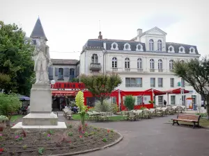 Dax - Caffetteria con terrazza e la statua di Jean-Charles de Borda sulla Place Thiers