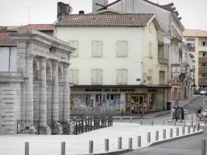 Dax - Portico de la Fontaine Caldo e facciate della città termale