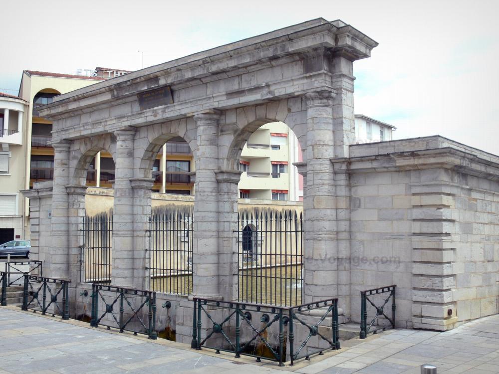 Résultat de recherche d'images pour "La fontaine chaude de DAX ?"