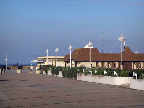 Deauville - Côte Fleurie : promenade, bordée de lampadaires, menant à la plage de la station balnéaire