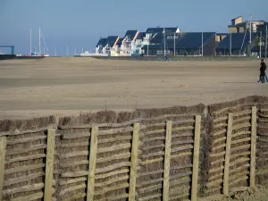 Deauville - Côte Fleurie : palissade en premier plan, plage et marina (résidences) de Port-Deauville