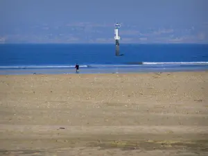 Deauville - Côte Fleurie : plage de sable de la station balnéaire et mer (la Manche)