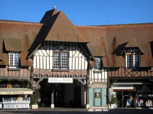 Deauville - Côte Fleurie : maisons à pans de bois, restaurant et boutique