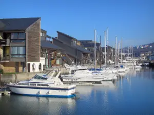 Deauville - Côte Fleurie : bateaux et voiliers du port de plaisance (Port-Deauville) et résidences