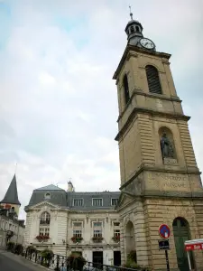 Decize - Tour de l'Horloge avec la statue de Guy Coquille, façade de l'hôtel de ville, et clocher de l'église Saint-Aré