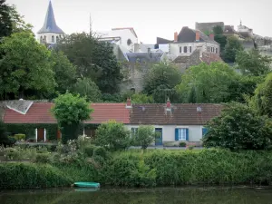 Decize - Clocher de l'église Saint-Aré, ruines de l'ancien château, arbres et maisons de la ville sur les bords du fleuve Loire