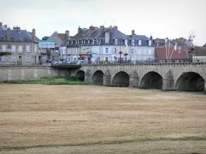 Decize - Pont de la Vieille Loire et façades de la ville